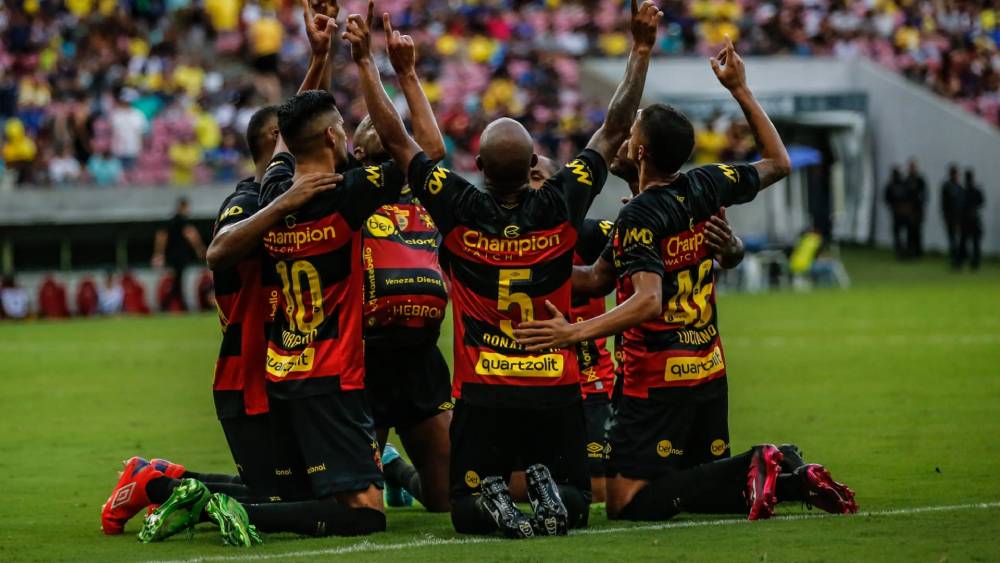 Jogadores do Sport comemorando vitória durante série B